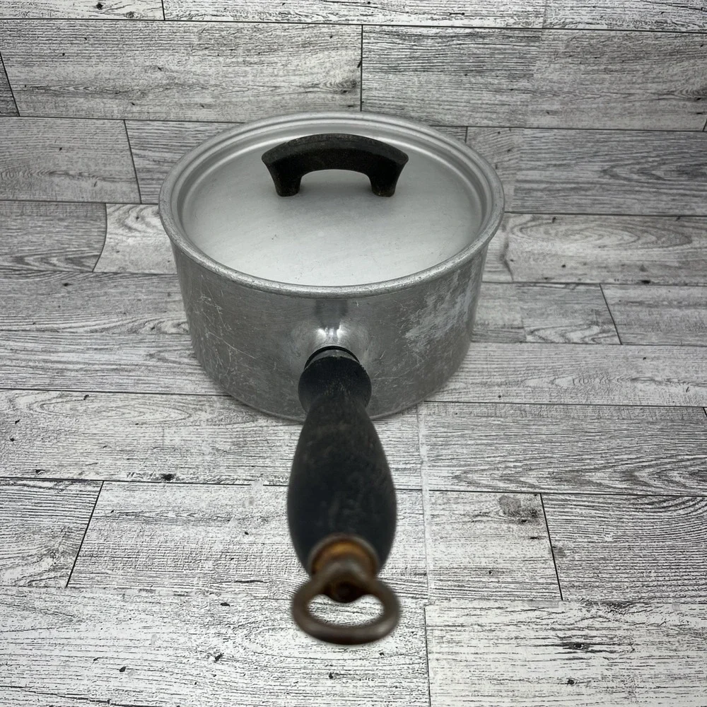 Vintage Wear-Ever Aluminum No. 701 1/2 Pot Sauce Pan Wooden Handle Lid 1.5‎ QT
